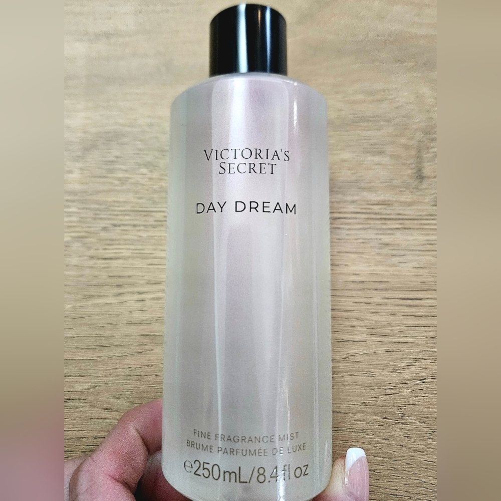 Victoria's Secret DAYDREAM 8.4 oz New Iridescent Body Mist